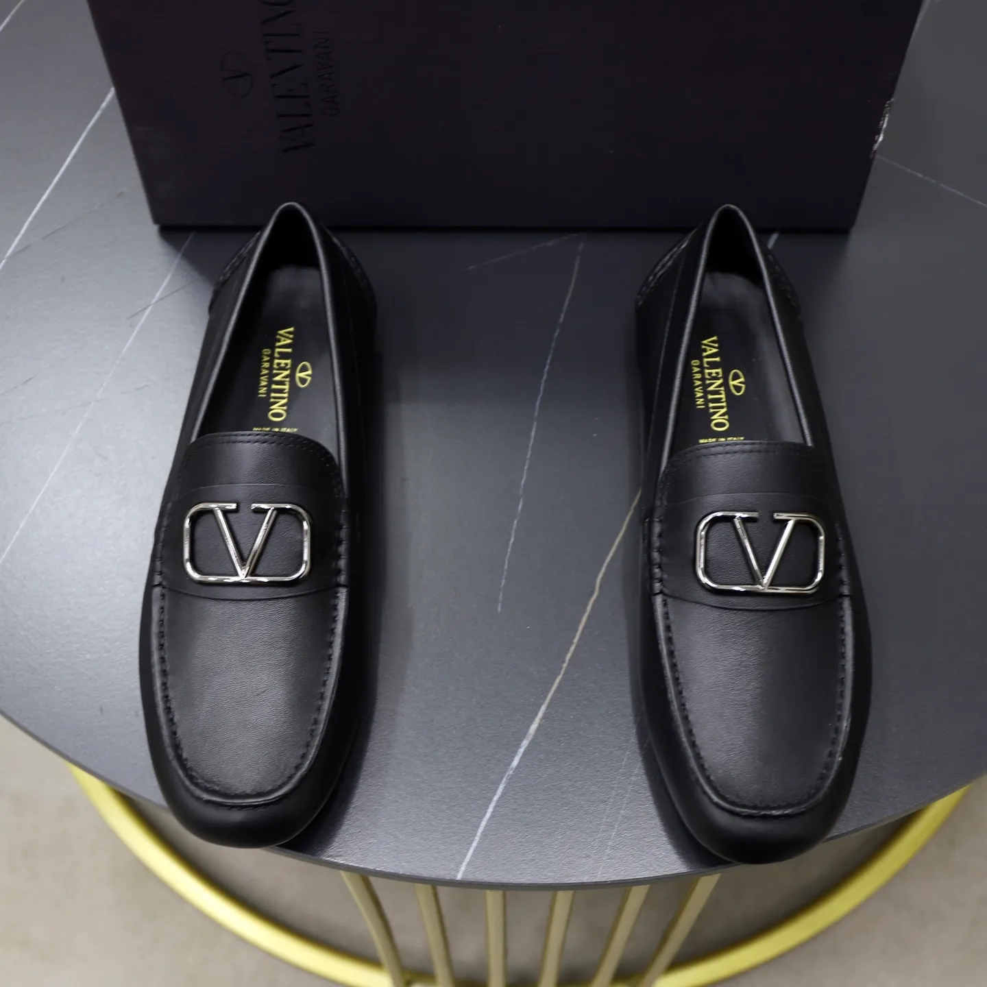 Men's shoes: 640💰VALENTINO, made of imported cowhide with imported water-dyed cow lining, iconic hardware and iconic wear-resistant outsole. 38-45 (customized at 45) VALENTINO packaging All orders enjoy the brand’s iconic product packaging